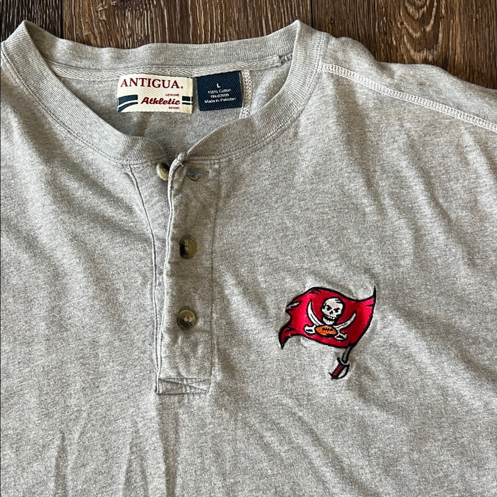 VINTAGE Antigua Tampa Bay Buccaneers Mens Large Gray Henley Short Sleeve Shirt - Picture 2 of 9